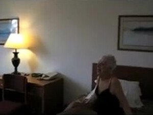 89-летняя седая бабка садится старой киской на молодой член