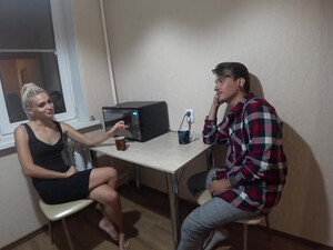 Красотка из Омска пришла в гости к другу на чай и анальный секс