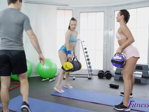 Анальный фитнес с двумя молодыми девками