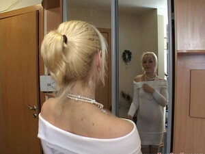 Русская блондинка в белых чулках и бусах прыгает на члене